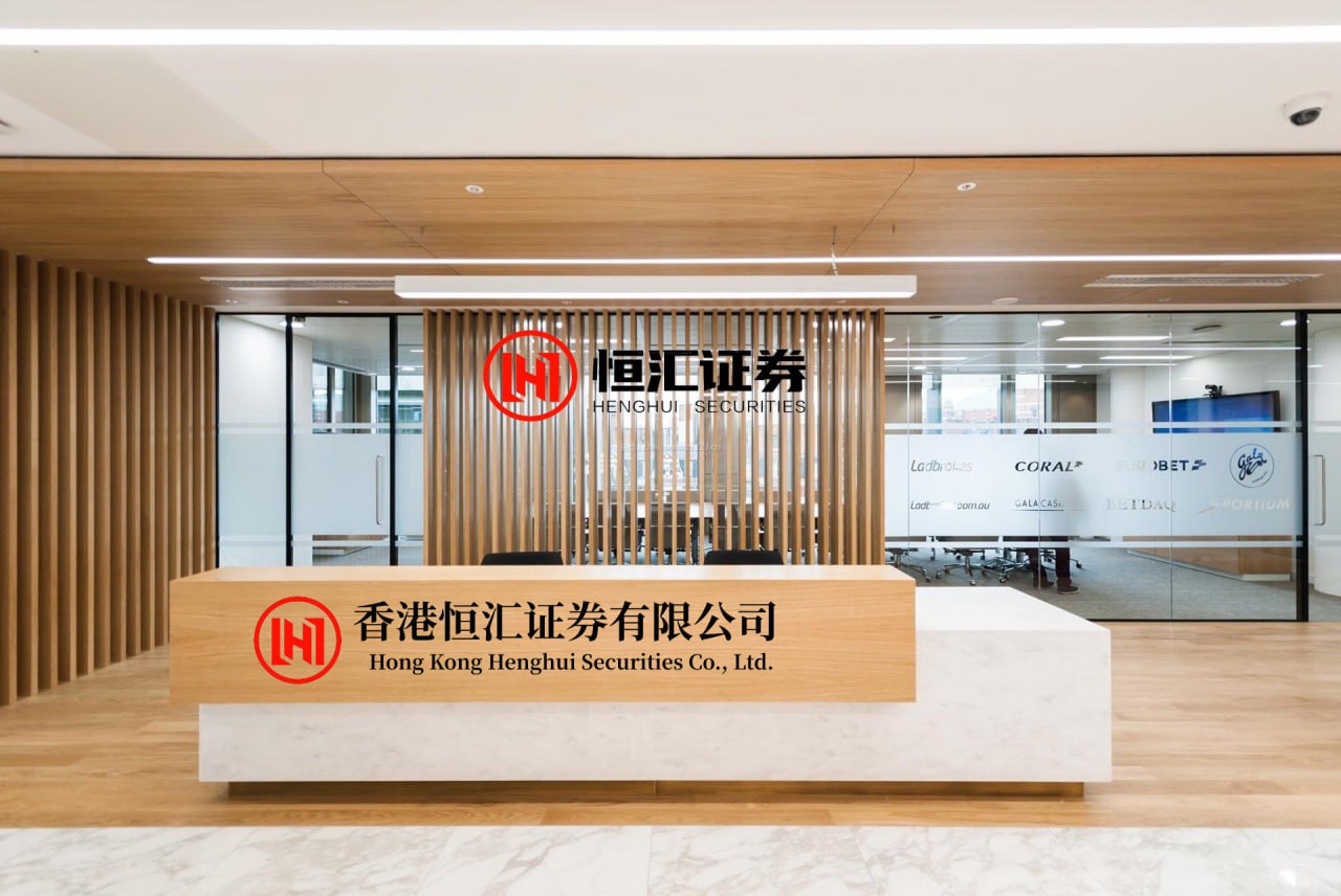 原油配资 北大哈佛双硕士语出惊人：美国留学就是全世界最大的杀猪盘！何亮有两个身份，这两个身份在如今的舆论场里显得格外刺眼。左手，他握着北大和哈佛双硕士的学位证书，是典型的精英教育既得利益者。右手，他曾紧握哈佛招生办的录取印章，那是无数家庭梦寐以求的通关文牒。但就在最近，这位圈内人反手砸碎了精致的...